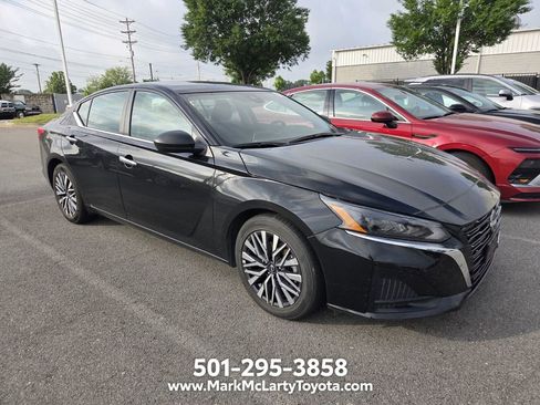 Used 2025 Nissan Altima 2.5 SV FWD image 3