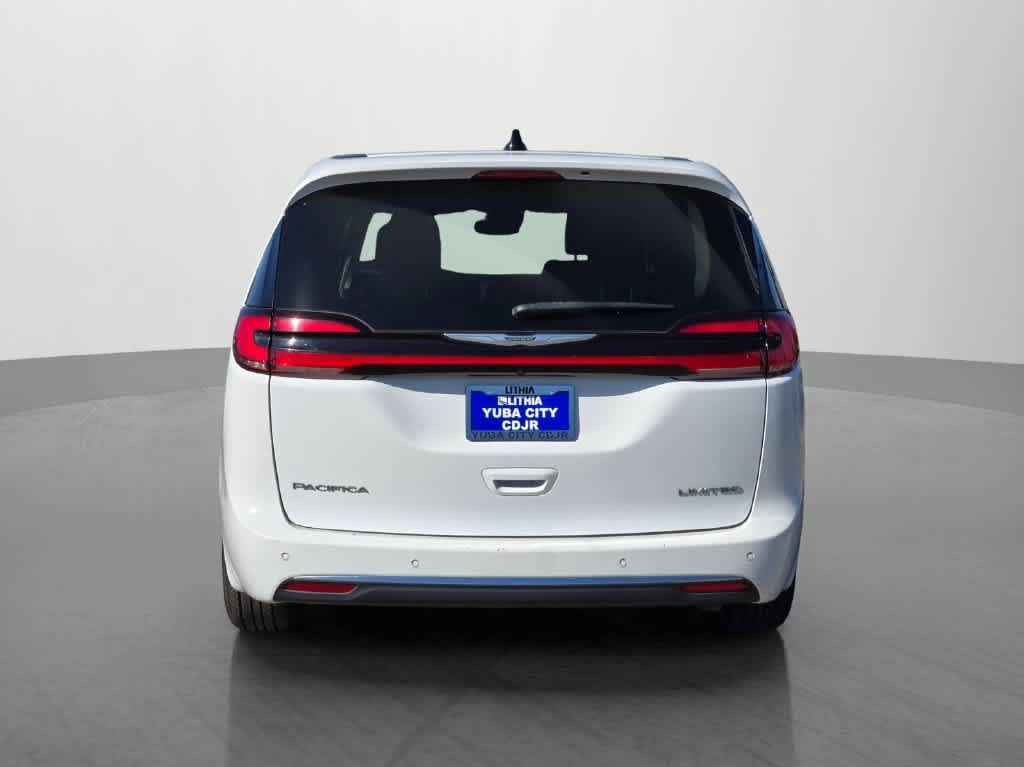 Used 2024 Chrysler Pacifica Limited FWD image 4