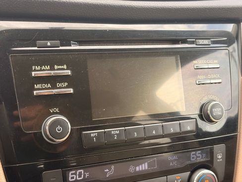 Used 2015 Nissan Rogue SV FWD image 22