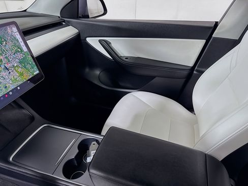 Used 2021 Tesla Model Y Long Range image 18