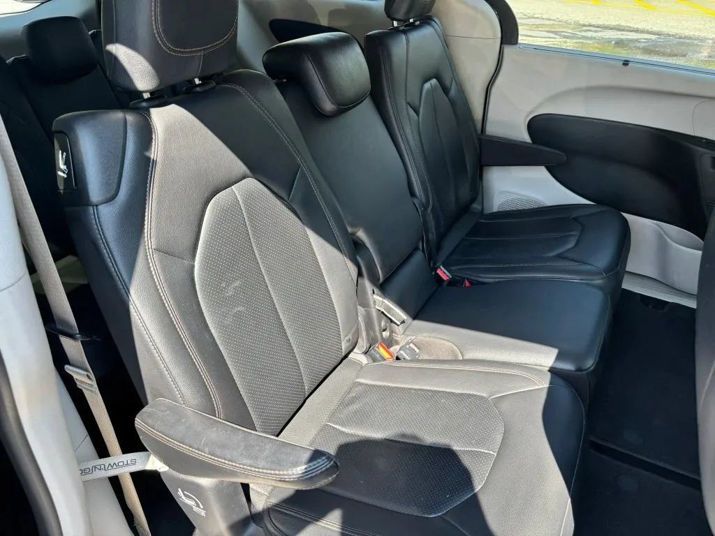 Used 2019 Chrysler Pacifica Touring-L FWD image 17