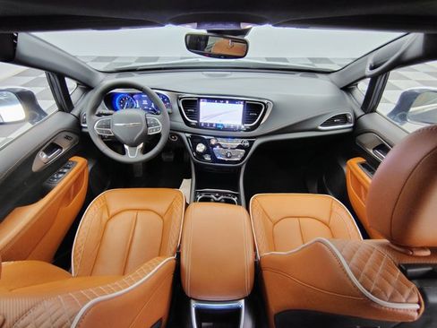 Used 2024 Chrysler Pacifica Pinnacle FWD image 2