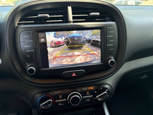 Used 2025 Kia Soul LX w/ LX Technology Package FWD image 22