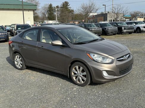 Used 2013 Hyundai Accent GLS w/ Premium Pkg image 2
