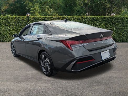 Used 2025 Hyundai Elantra Limited image 6