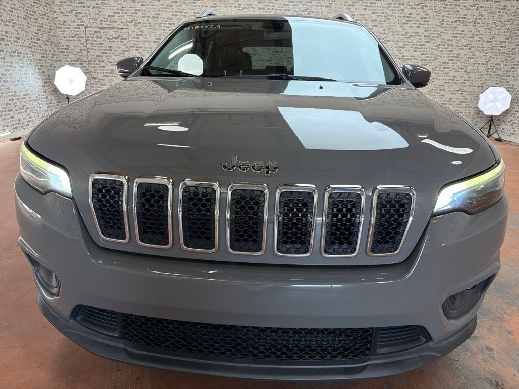Used 2019 Jeep Cherokee Latitude Plus w/ Cold Weather Group AWD/4WD image 2