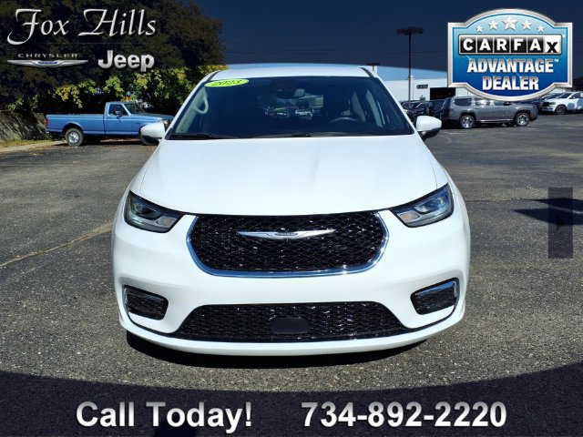 Used 2023 Chrysler Pacifica Touring-L FWD image 2