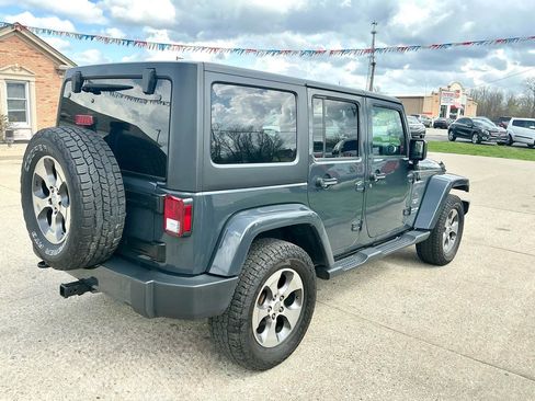 Used 2018 Jeep Wrangler Unlimited Sahara w/ Connectivity Group AWD/4WD image 5