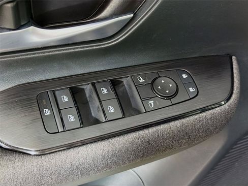 Used 2025 Nissan Kicks SV FWD image 18
