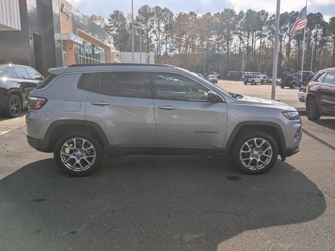 Used 2022 Jeep Compass Latitude image 4