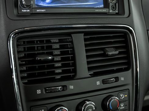 Used 2018 Dodge Grand Caravan SE image 26