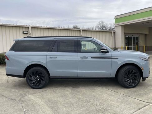 New 2026 Lincoln Navigator L Reserve w/ Jet Appearance Package image 2