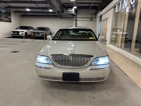 Used 2006 Lincoln Town Car Signature Limited RWD image 2