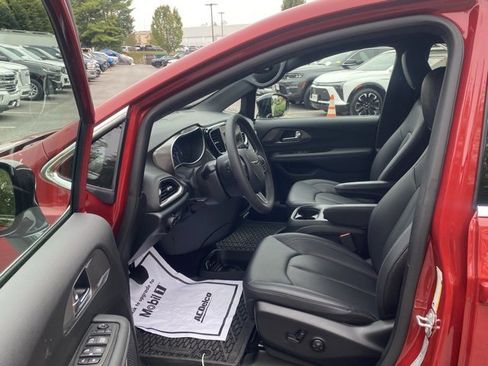 Used 2025 Chrysler Voyager LX image 15