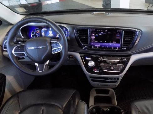 Used 2022 Chrysler Pacifica Touring-L image 10