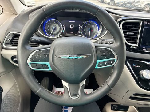 Used 2024 Chrysler Pacifica Touring-L image 11