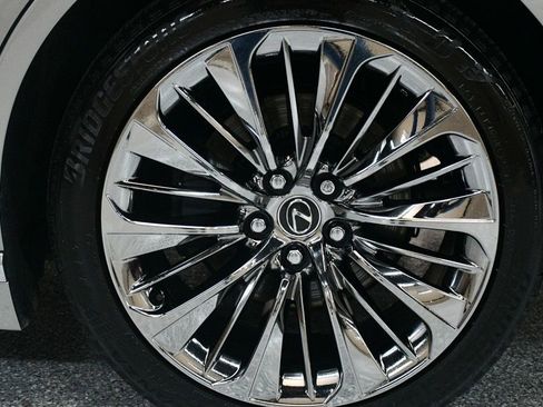 Used 2023 Lexus LS 500 w/ Accessory Package (Z2) image 19