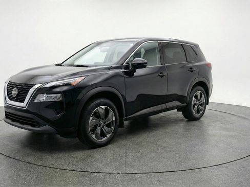 Used 2025 Nissan Rogue SV image 3