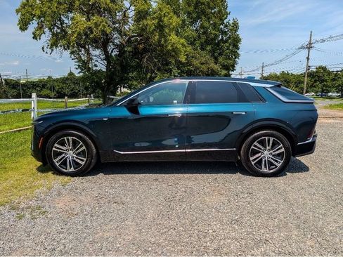 Used 2024 Cadillac Lyriq Luxury AWD/4WD image 9