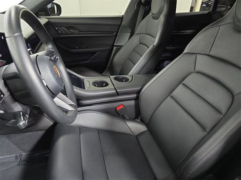Used 2023 Porsche Taycan image 5