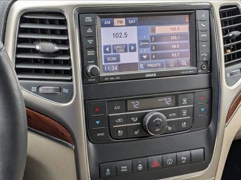 Used 2013 Jeep Grand Cherokee Limited w/ Luxury Group II image 19