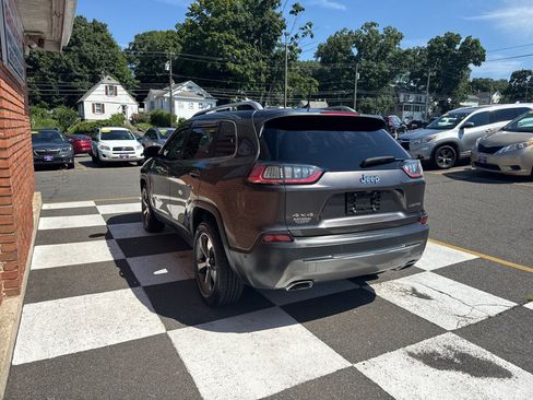 Used 2019 Jeep Cherokee Limited w/ Luxury Group AWD/4WD image 4