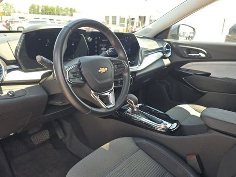 Used 2024 Chevrolet Trax LT w/ LT Convenience Package FWD image 22