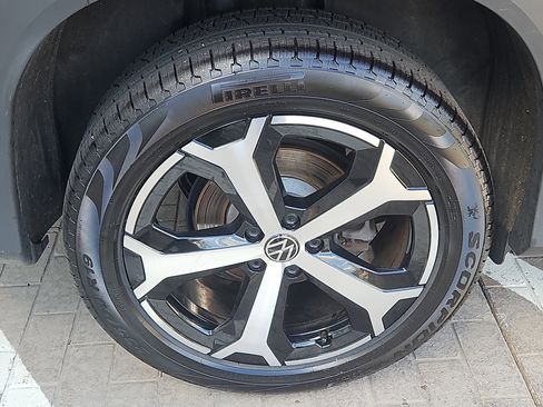 Used 2025 Volkswagen Tiguan SE AWD/4WD image 27