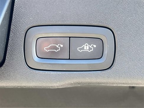 Used 2018 Volvo XC60 T5 Momentum w/ Vision Package image 13