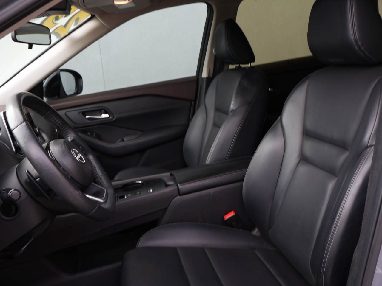 Used 2023 Nissan Rogue SV w/ SV Premium B Package FWD image 9