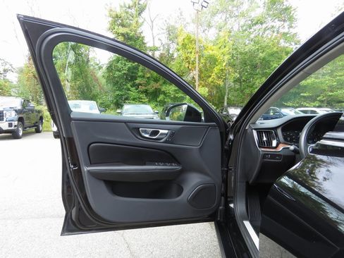 Used 2022 Volvo S60 B5 Momentum w/ Premium Package image 10