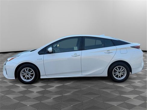 Used 2017 Toyota Prius Two FWD image 2