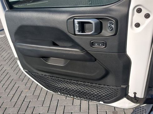 Used 2018 Jeep Wrangler Unlimited Sahara image 30