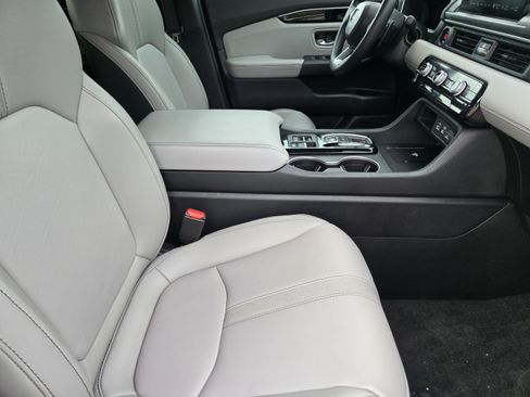 Used 2025 Honda Pilot Touring image 10