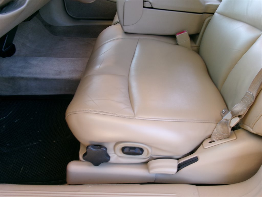 Used 2005 Buick Le Sabre Custom w/ Leather and Comfort Group FWD image 12
