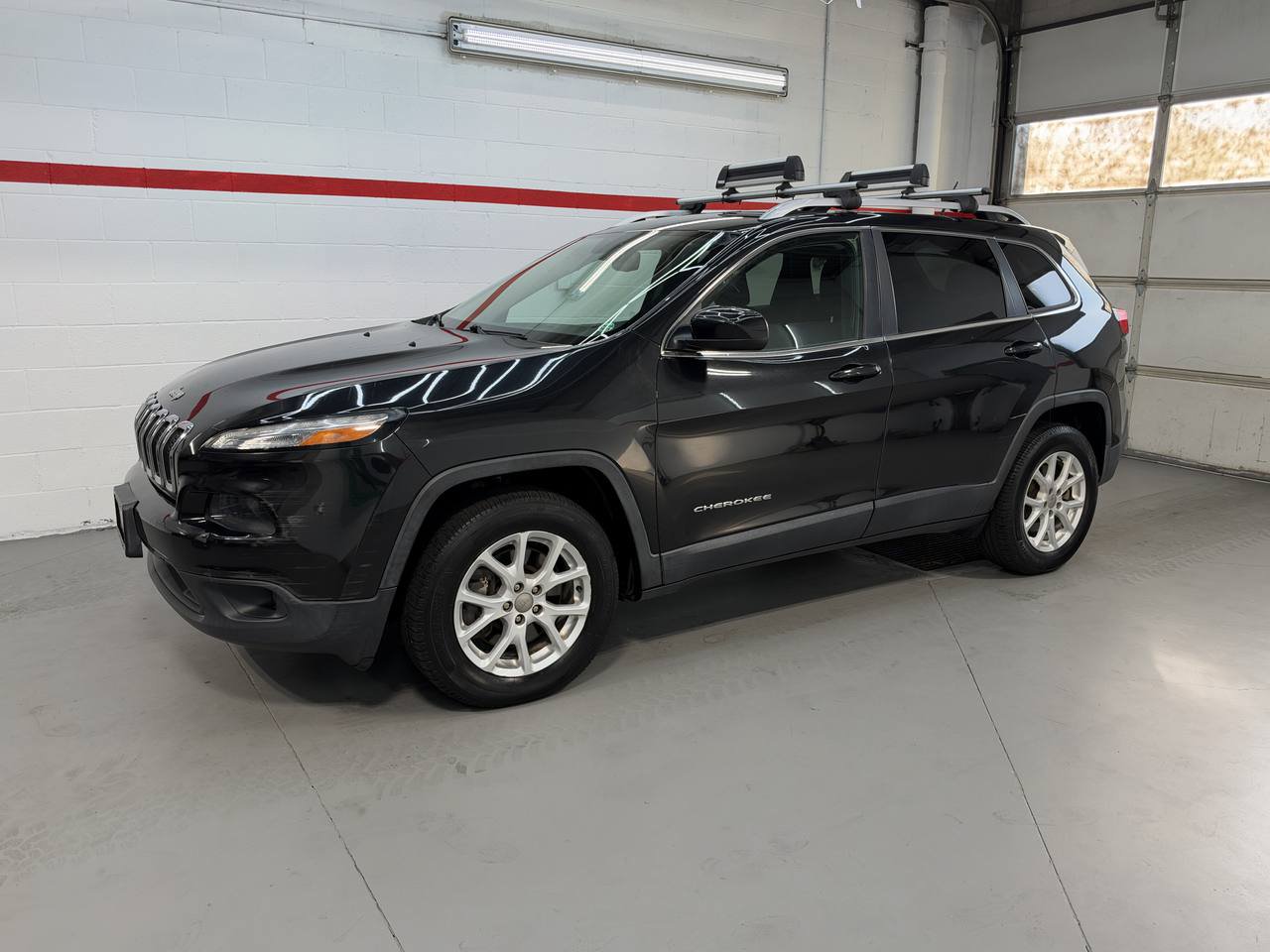 Used 2015 Jeep Cherokee Latitude AWD/4WD image 2