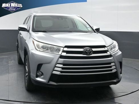 Used 2019 Toyota Highlander XLE image 2