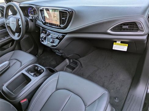 New 2026 Chrysler Pacifica Select image 31