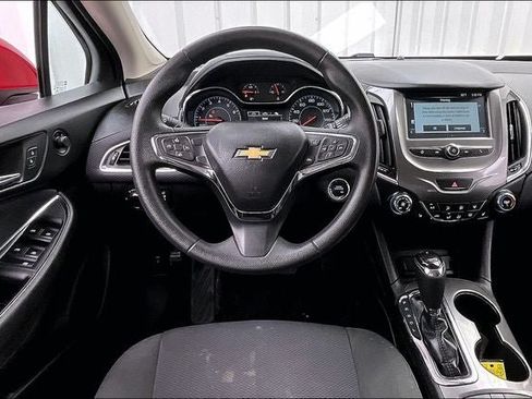 Used 2017 Chevrolet Cruze LT w/ Convenience Package FWD image 5
