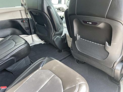 Used 2024 Chrysler Pacifica Touring-L FWD image 20