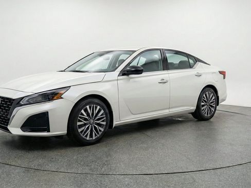 Used 2025 Nissan Altima 2.5 SV FWD image 3