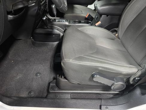 Used 2017 Jeep Wrangler Sahara w/ Connectivity Group AWD/4WD image 10