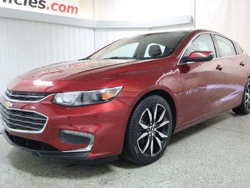 Used 2017 Chevrolet Malibu LT w/ Leather Package FWD image 2