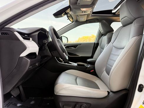 Used 2022 Toyota RAV4 XLE Premium image 16