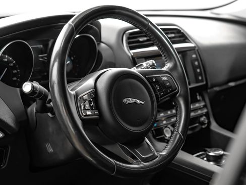 Used 2018 Jaguar F-PACE Premium AWD/4WD image 11