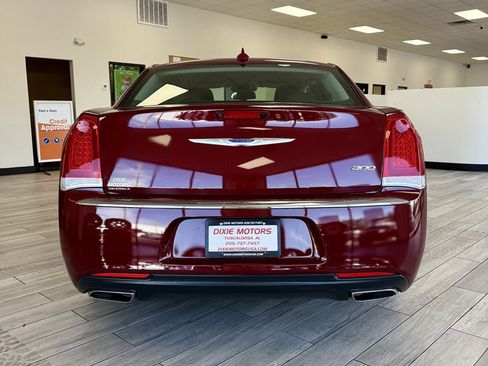 Used 2018 Chrysler 300 Touring L image 8