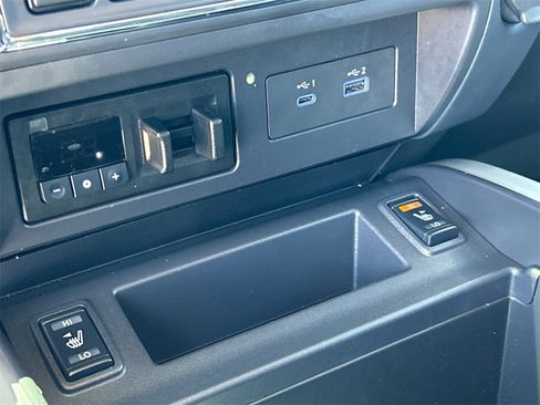 Used 2024 Nissan Titan SV w/ SV Convenience Package image 17