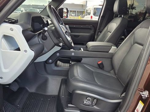 Used 2024 Land Rover Defender 130 X-Dynamic SE AWD/4WD image 11