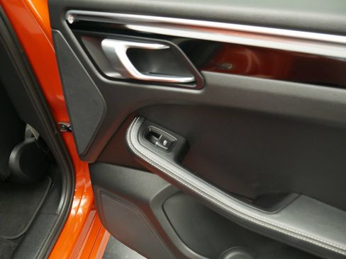 Certified 2023 Porsche Macan S AWD/4WD image 27