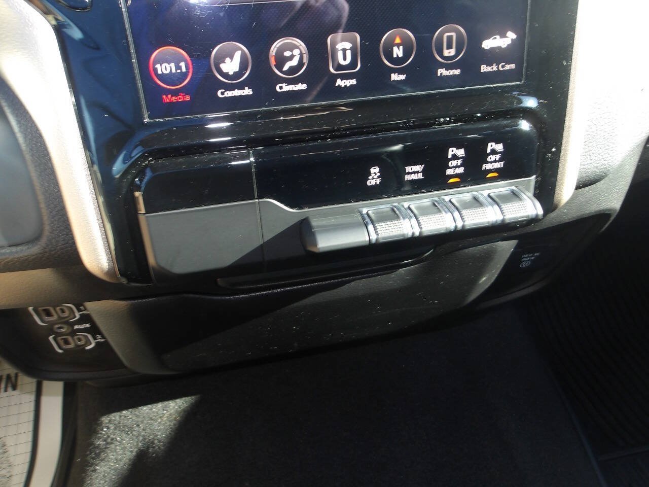 Used 2019 RAM 1500 Laramie AWD/4WD image 19